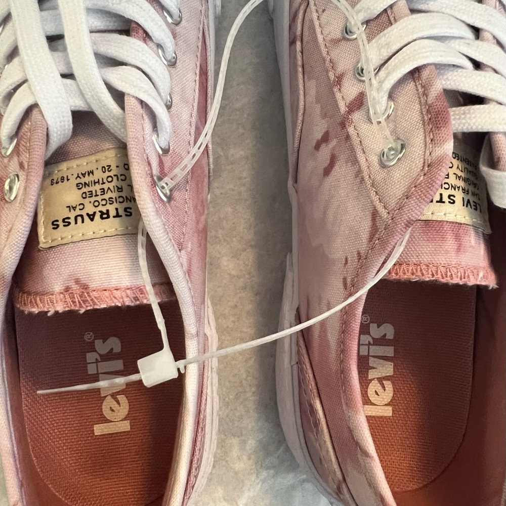 Levi's Women's Pink Patterned Sneakers Brand New - Picture 15 of 16